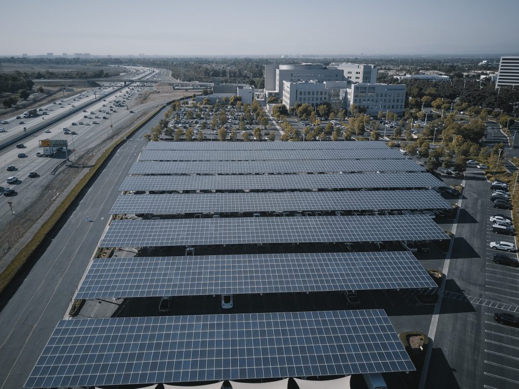 Solar-Carports & Customized Solutions - Schrägluftbild Shoppingmal